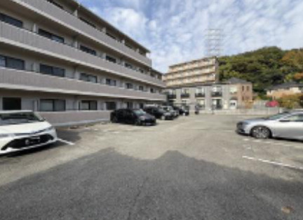 ライブオーク名谷町の駐車場