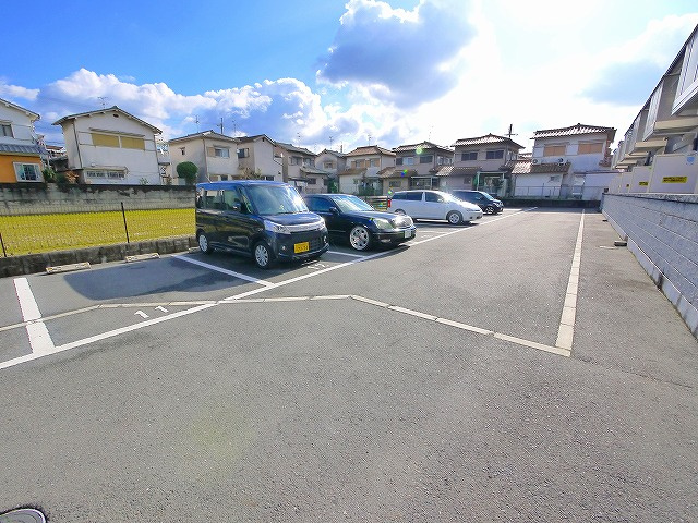 アムール野村Ⅲの駐車場|車をお持ちの方に嬉しい駐車場付きの物件です