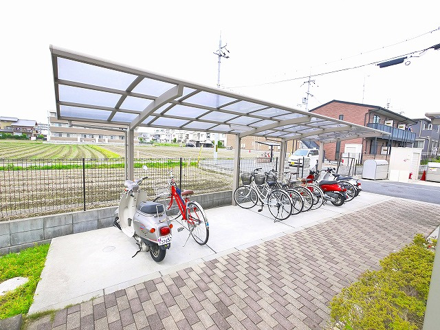 アムール野村Ⅲのその他共用部分|ゆったりとした駐輪スペース。