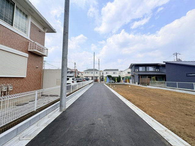 【前面道路含む現地写真】 | 東久留米市本町4丁目　建築条件無売地　全5区画　(保谷店) | クリニック、市役所、郵便局、銀行なども徒歩10分圏内にあり生活便利な環境です。