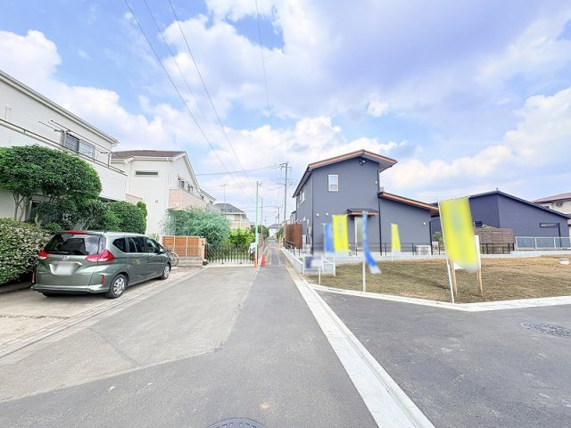 【前面道路含む現地写真】 | 東久留米市本町4丁目　建築条件無売地　全5区画　(保谷店) | 「南沢水辺公園」まで徒歩6分、「落合川いこいの水辺広場」まで徒歩8分。公園が多く存在する緑豊かな住宅地です。