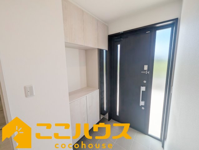 中城村伊集　新築戸建て　全2棟　2号棟の玄関|【施工例】※同施工の別物件写真