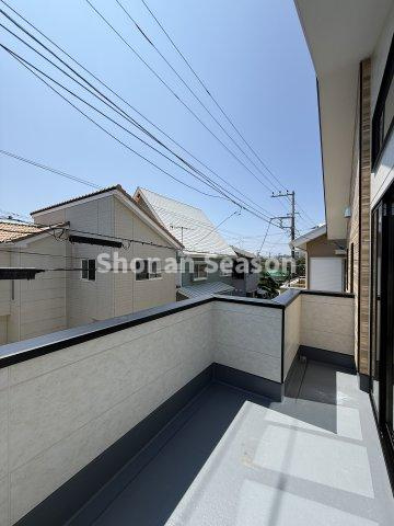 【現地画像あり】平塚市菫平４期　新築戸建　全１棟のバルコニー|バルコニーは南向きで、洗濯物・お布団も気持ち良く乾きますよ♪