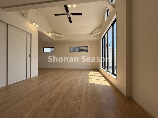 【現地画像あり】平塚市菫平４期　新築戸建　全１棟の居間・リビング|自分の目で見て納得してから購入できる住戸内覧可能物件です♪
ぜひお問合せ下さい。