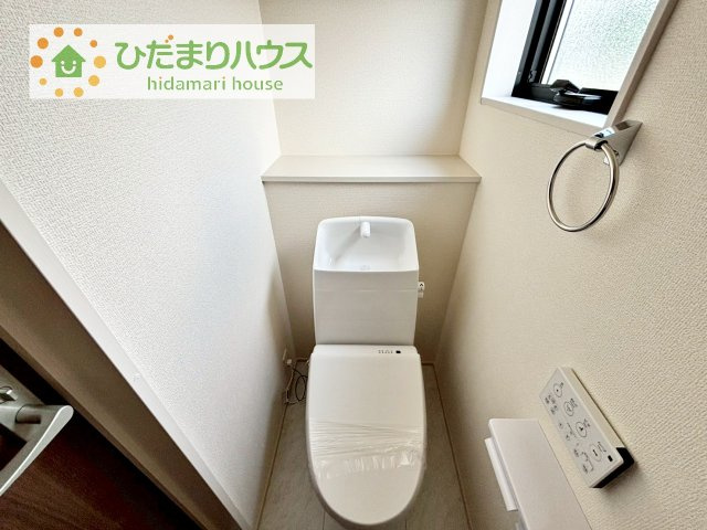 【トイレ】 | 第1常総市坂手町　新築戸建　3号棟 | 小窓が付いているので、トイレも明るい空間になっております♪