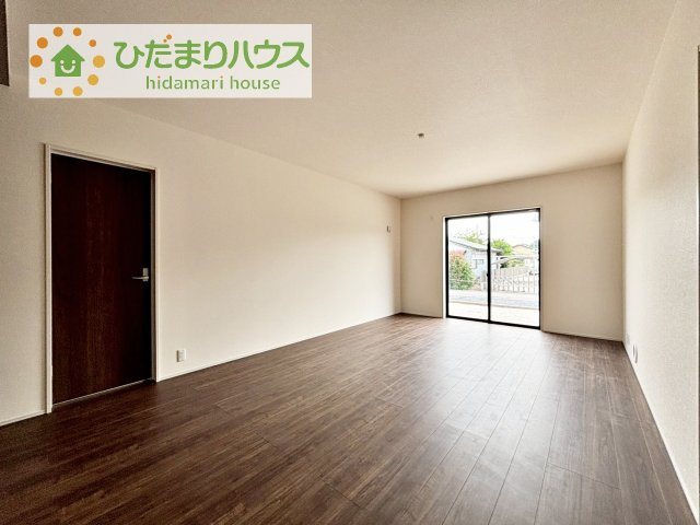 【居間・リビング】 | 第1常総市坂手町　新築戸建　3号棟 | リビングの大きな窓からは、暖かな日の光が降り注ぎます・・・