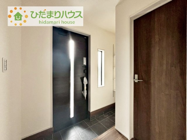 【玄関】 | 第1常総市坂手町　新築戸建　3号棟 | 毎日「行ってきます」「ただいま」をいう玄関は明るく光が差し込みます♪