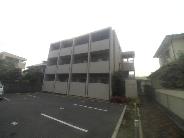 ヴィラージュ魚住の駐車場