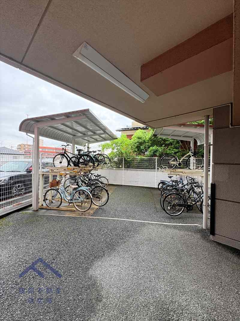 アクロス春日プレジールの駐車場