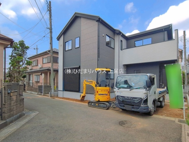 上尾市中妻6期　新築戸建　LIGARE01の前面道路含む現地写真