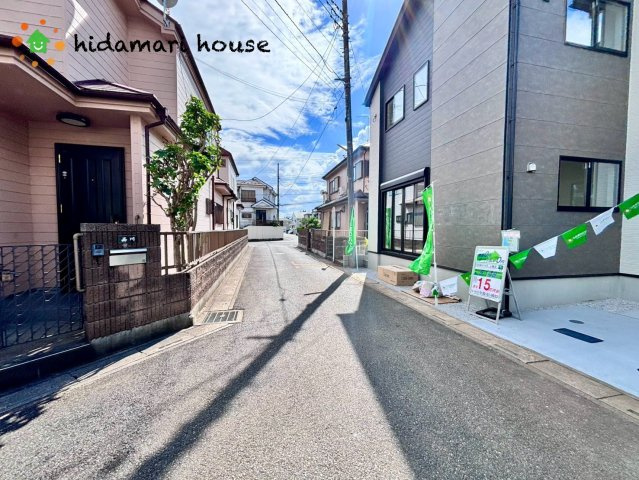 上尾市中妻6期　新築戸建　LIGARE01の前面道路含む現地写真