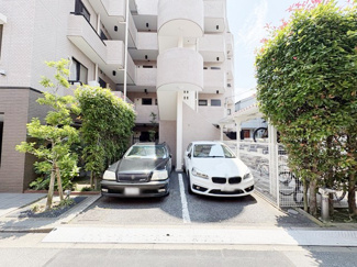 【駐車場】 | マンションの駐車場スペース。空きの有無や駐車料金、サイズ規定などについては、改めてお問い合わせください。～即日のご見学可能～　お問合せはお気軽にどうぞ。