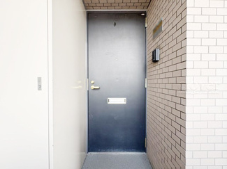 【その他共用部分】 | 皆様をお迎えする、お部屋の玄関ドア。開けやすさや開放角度、ドアノブの操作しやすさや鍵の形状などを、現地で一度ご確認ください。～即日のご見学可能～　お問合せはお気軽にどうぞ。