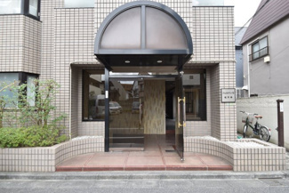 【エントランス】 | お客様を、そして住人を出迎えてくれるマンションのエントランス。ゴミが落ちていないことからも、管理状態の良さや住民の節度の高さが見て取れます。～即日のご見学可能～　お問合せはお気軽にどうぞ。
