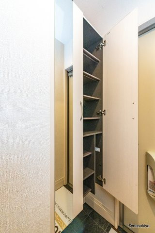カルポス安茂里の玄関
