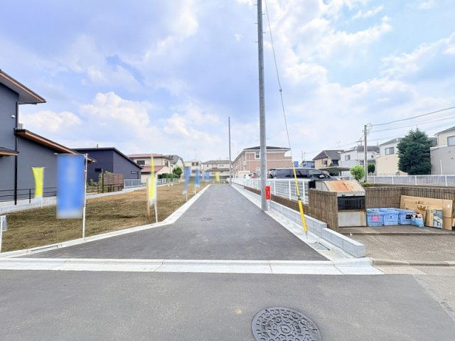 【前面道路含む現地写真】 | 東久留米市本町4丁目　建築条件無売地　全5区画　(保谷店) | クリニック、市役所、郵便局、銀行なども徒歩10分圏内にあり生活便利な環境です。