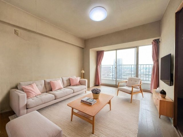 ユニハイム北田辺アクロスの居間・リビング|大きな窓から光が入る明るいお部屋。家具の配置もしやすく、ゆったりとした空間としてお使いいただけます。（家具等はCGにより削除しています）