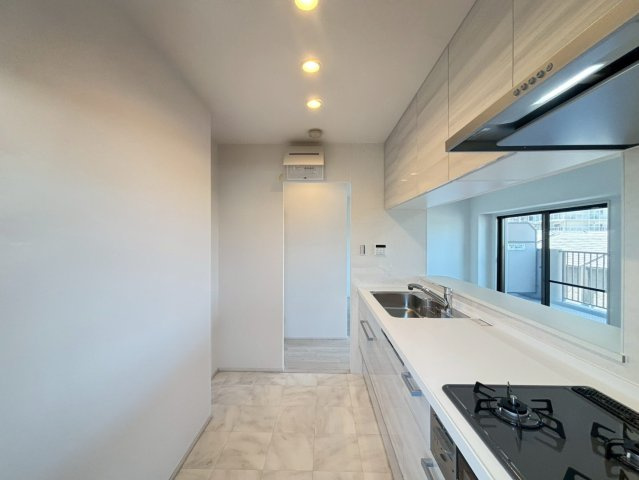 ユニハイム北田辺アクロスのキッチン|清潔感のある白を基調としたシステムキッチン。作業スペースも広く、毎日のお料理を快適に楽しめます。