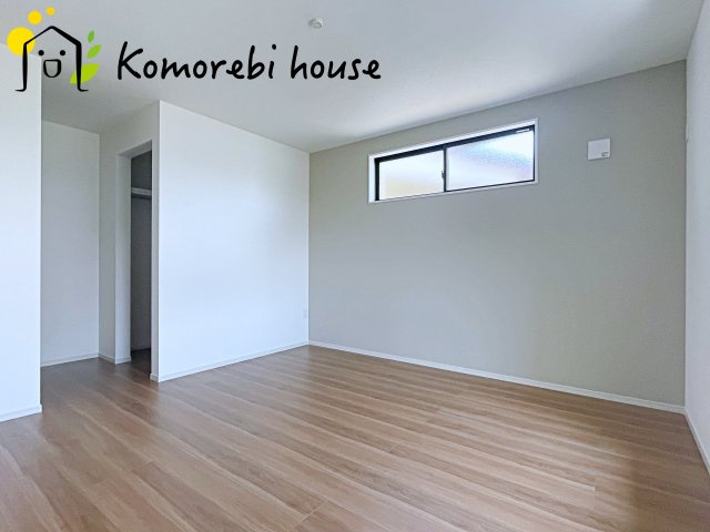 白岡市新白岡　8期　新築一戸建て　LIGARE　01の寝室|開放的な寝室です