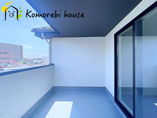 白岡市新白岡　8期　新築一戸建て　LIGARE　01のバルコニー|外からの目が気にならないバルコニーで洗濯物が干せます