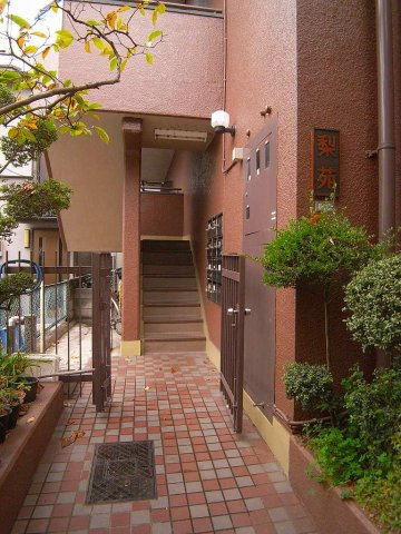 梨苑マンションのエントランス|74845191_14.jpg
