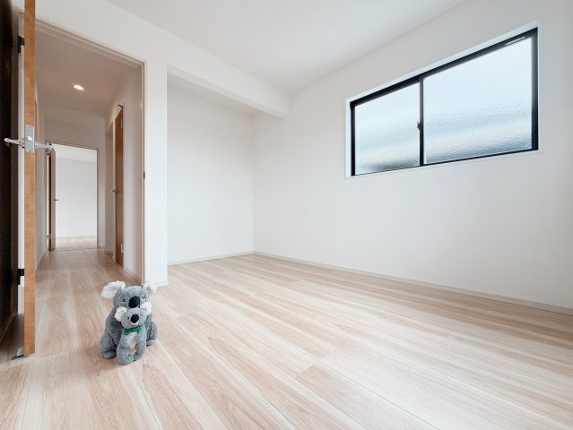 【洋室】 | 高崎市島野町　新築住宅 | 広さはお子様の勉強部屋にも適した広さ！
勉強机や本棚などの家具を置いてもフリースペースも確保することができます。