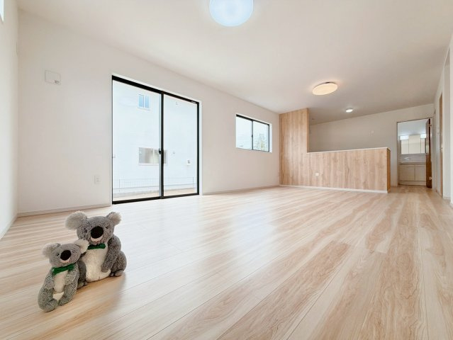 【居間・リビング】 | 高崎市島野町　新築住宅 | 窓から差し込む陽光がリビングでくつろぐ家族を暖かく包み込みます。光溢れる空間で子育てする喜び。生活の中心となるLDKで贅沢な時間を家族とお過ごしください。