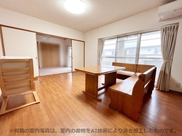 中古マンション　保津川第３団地　第３１号棟の居間・リビング|※掲載の室内写真は、室内の荷物をAI技術により消去加工したものです。実際の状況とは異なります。家具や小物の配置など、生活イメージの参考としてご覧ください。