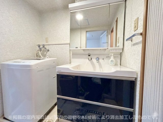 中古マンション　保津川第３団地　第３１号棟の独立洗面台|※掲載の室内写真は、室内の荷物をAI技術により消去加工したものです。実際の状況とは異なります。家具や小物の配置など、生活イメージの参考としてご覧ください。