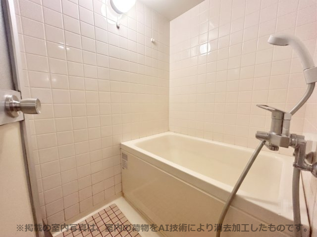 中古マンション　保津川第３団地　第３１号棟の浴室|※掲載の室内写真は、室内の荷物をAI技術により消去加工したものです。実際の状況とは異なります。家具や小物の配置など、生活イメージの参考としてご覧ください。