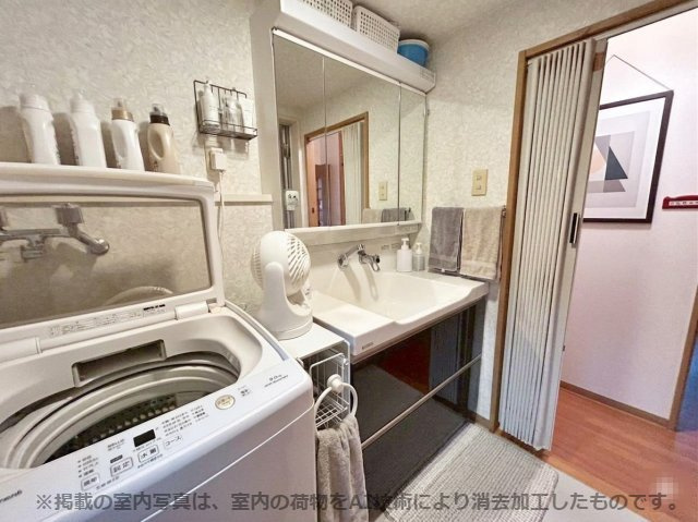 中古マンション　保津川第３団地　第３１号棟の独立洗面台|※掲載の室内写真は、室内の荷物をAI技術により消去加工したものです。実際の状況とは異なります。家具や小物の配置など、生活イメージの参考としてご覧ください。