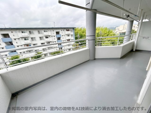 中古マンション　保津川第３団地　第３１号棟のバルコニー|※掲載の室内写真は、室内の荷物をAI技術により消去加工したものです。実際の状況とは異なります。家具や小物の配置など、生活イメージの参考としてご覧ください。