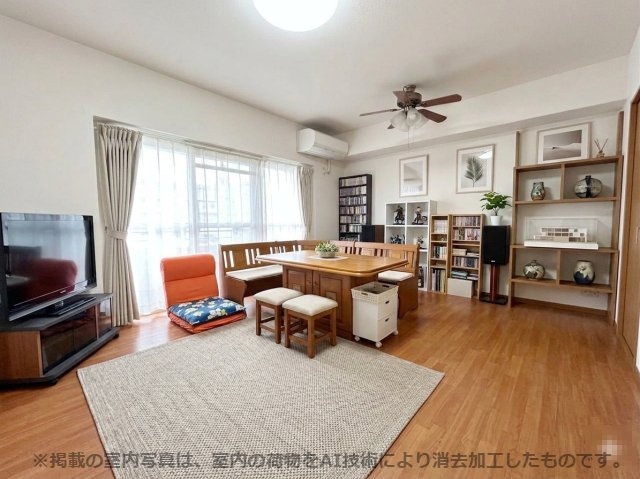 中古マンション　保津川第３団地　第３１号棟の居間・リビング|※掲載の室内写真は、室内の荷物をAI技術により消去加工したものです。実際の状況とは異なります。家具や小物の配置など、生活イメージの参考としてご覧ください。