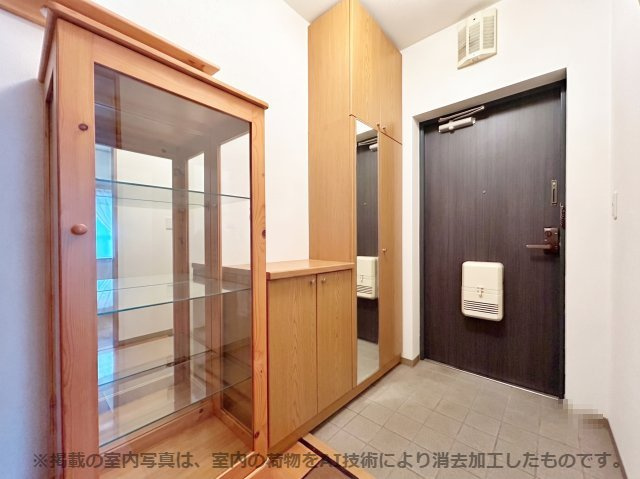 中古マンション　保津川第３団地　第３１号棟の玄関|※掲載の室内写真は、室内の荷物をAI技術により消去加工したものです。実際の状況とは異なります。家具や小物の配置など、生活イメージの参考としてご覧ください。
