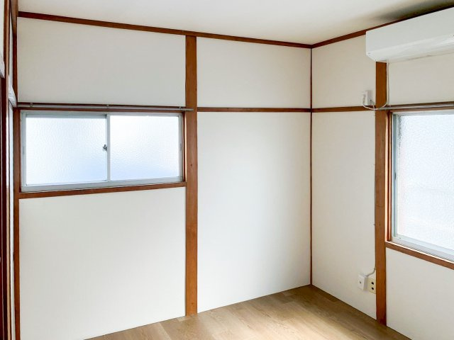 津市津興の洋室