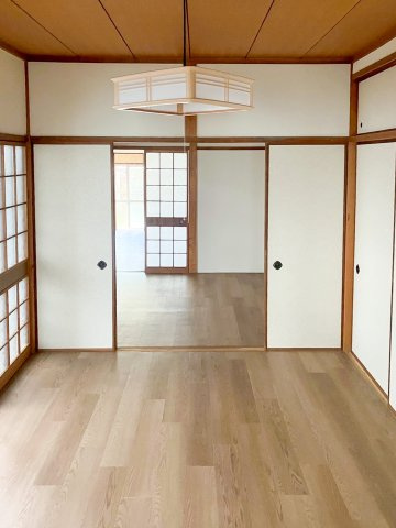 津市津興の洋室