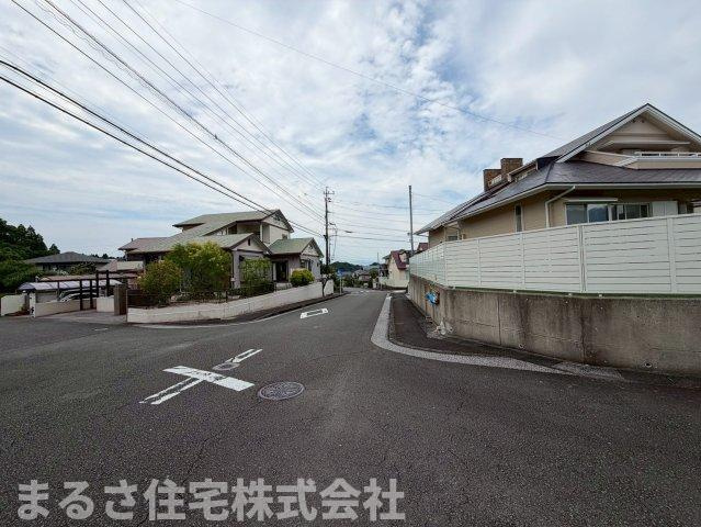 生目台西4丁目　中古戸建の前面道路含む現地写真