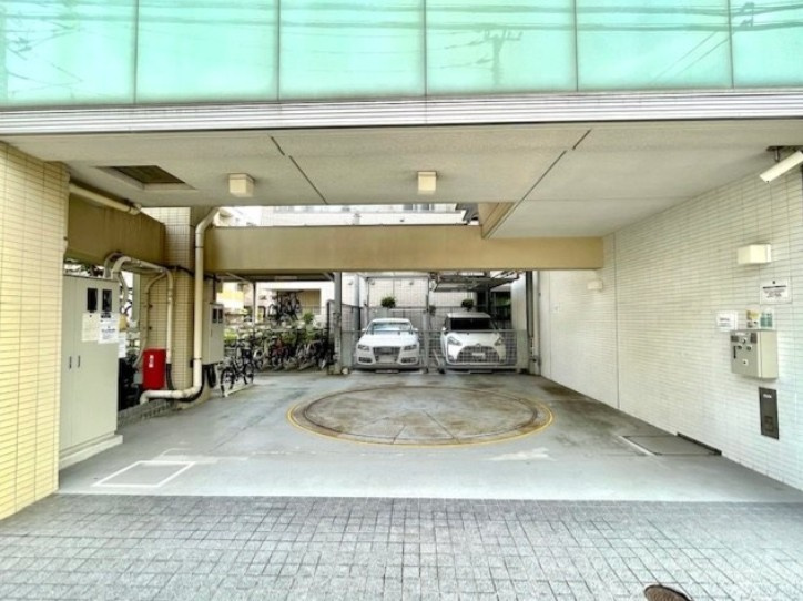 レジディア恵比寿南の駐車場
