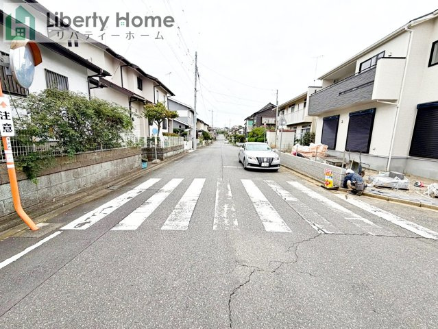 牛久市南7丁目17期　新築戸建の前面道路含む現地写真