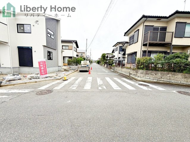 牛久市南7丁目17期　新築戸建の前面道路含む現地写真