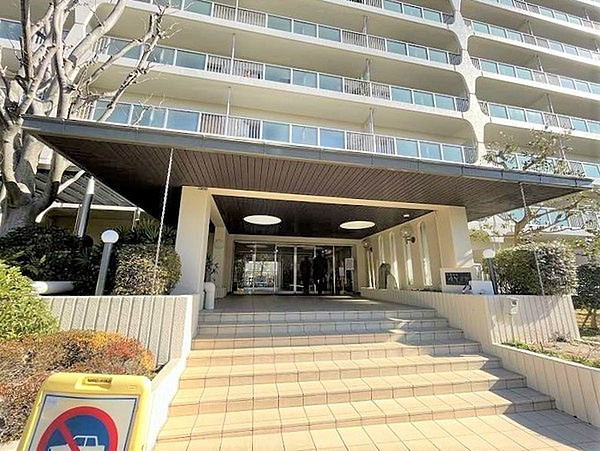 日商岩井緑地公園マンションのエントランス