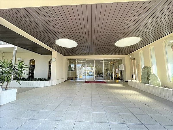 日商岩井緑地公園マンションのエントランス