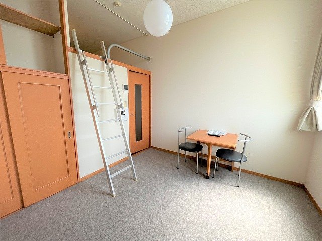 【寝室】 | レオパレスコスタモール | 買うと意外と高くつくカーテンも、もちろんついています。