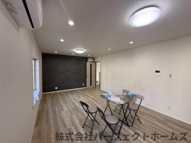 茄子作北町戸建の居間・リビング|こちらのリビングで趣味の時間をお楽しみください