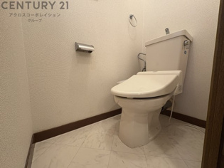 温水洗浄便座付きのトイレです♪