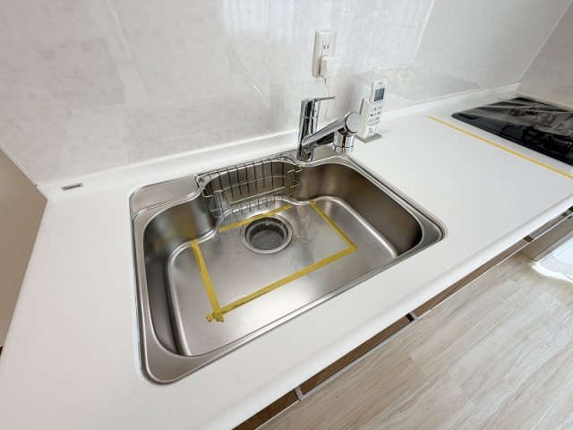 【キッチン】 | 成増ビューハイツ（成増店） | カートリッジ式浄水器内蔵水栓新規交換済。
蛇口一体型でシンク周りはスッキリ。お料理にも手軽に美味しい浄水を。