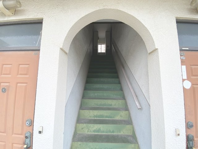 ゴールデンハイツAのエントランス|こちらから２階へ☆