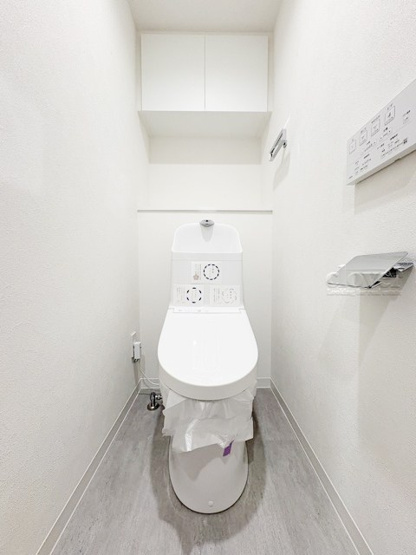 【トイレ】 | 吉祥寺ビューハイツ | 温水洗浄便座付き　上部に収納を備えたトイレです。自宅の中でも最もプライベートな空間だからこそ、ほしい「落ち着き」がここにあります。～即日のご見学可能～　お問合せはお気軽にどうぞ。