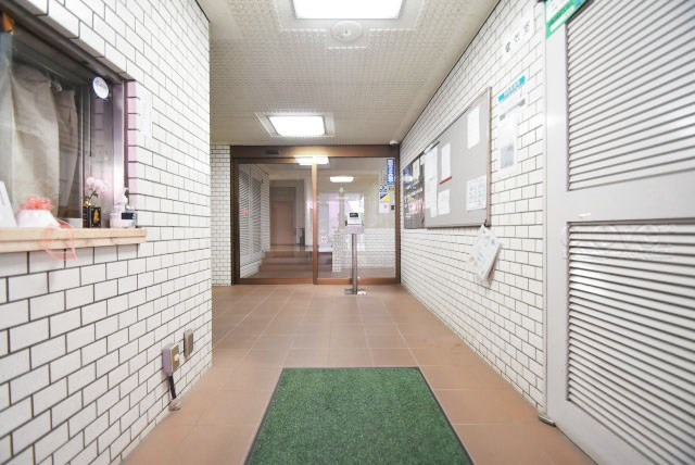 【ロビー】 | 吉祥寺ビューハイツ | マンションの建物内に入って最初に目にする空間が、このエントランスホールです。それほど広くはありませんが、しっかりと清潔感が保たれています。～即日のご見学可能～　お問合せはお気軽にどうぞ。
