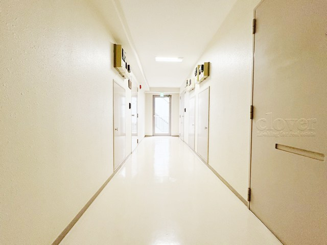 【その他共用部分】 | 吉祥寺ビューハイツ | 共用廊下です。ここもきれいに清掃されています。周囲のお部屋の様子も、ぜひ伺ってみてください。～即日のご見学可能～　お問合せはお気軽にどうぞ。
